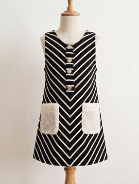 Deux Par Deux Girls Black & White Stretchy Pinafore. Size 5/110cm